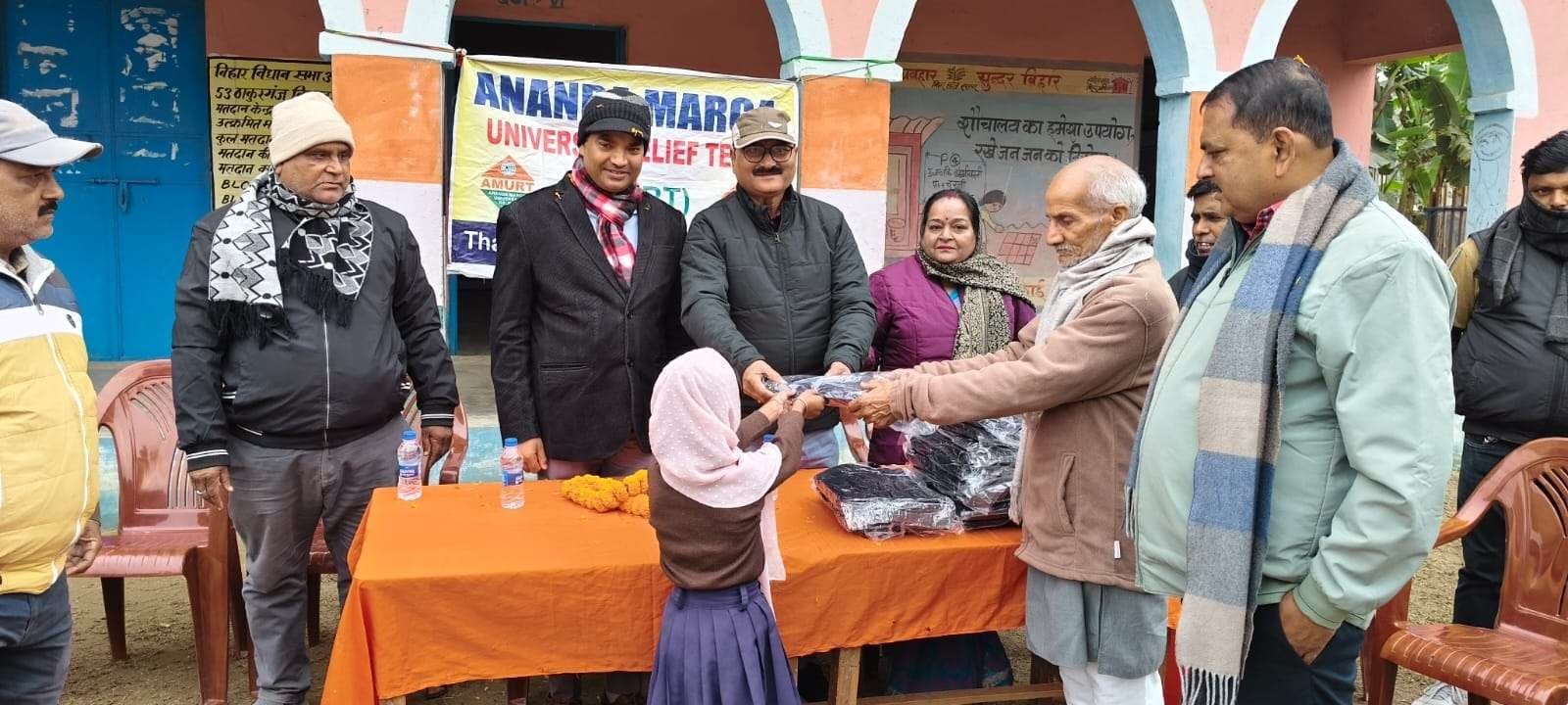 स्कूली बच्चों के बीच किया गया स्वेटर वितरण