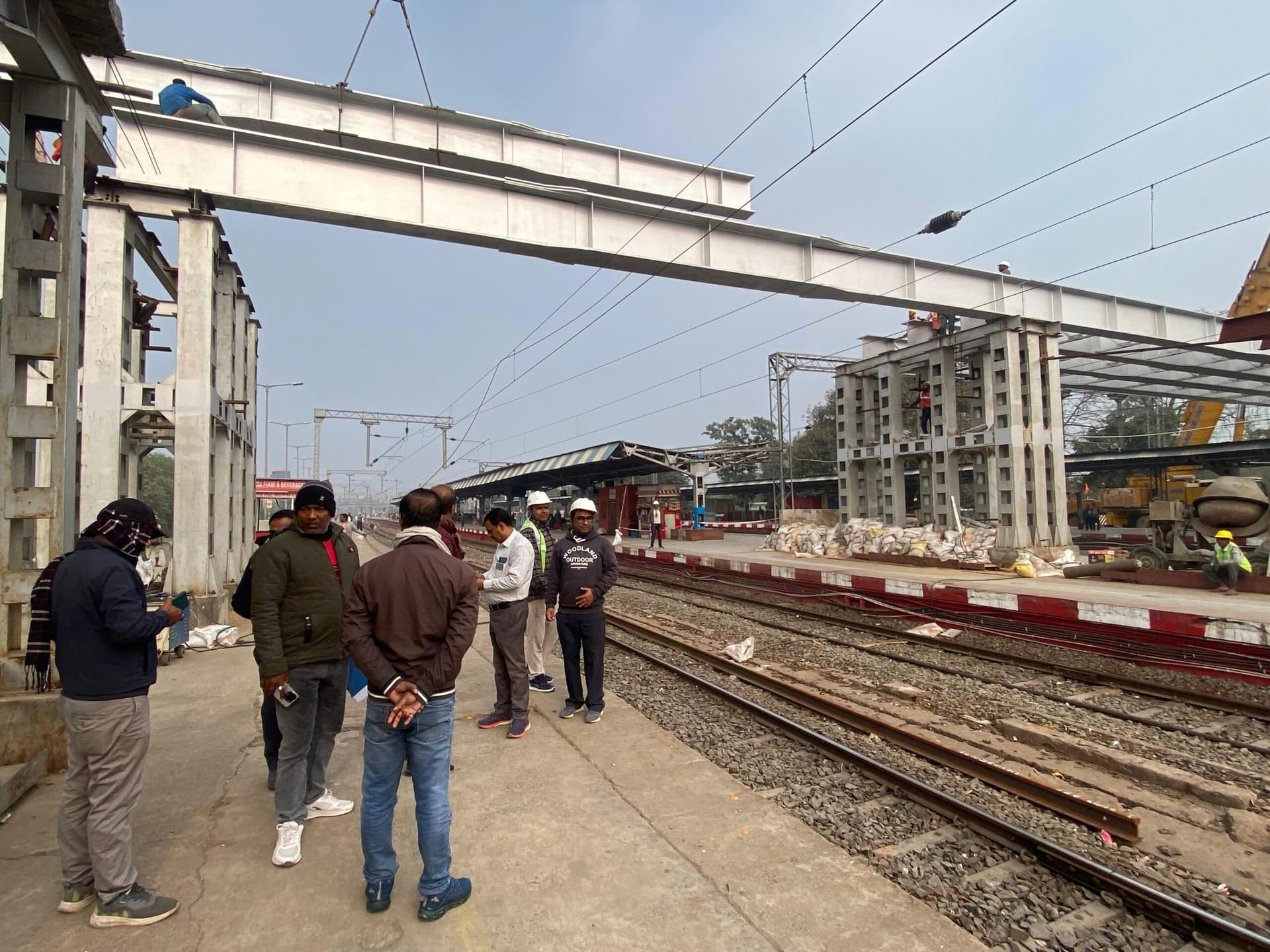 hajipur news. हाजीपुर स्टेशन पर गार्डर लॉन्चिंग के दूसरे दिन भी ट्रैफिक ब्लाॅक, कई ट्रेनें प्रभावित