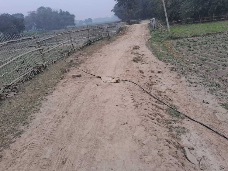 बिजली की तार टूटकर सड़क पर बिखरा, हादसे की आशंका