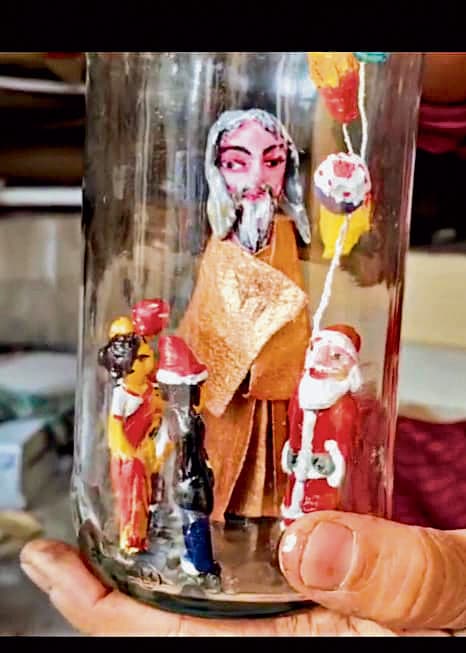 बोतल में प्रभु यीशु व सांता बांकुड़ा में अनोखी कारीगरी