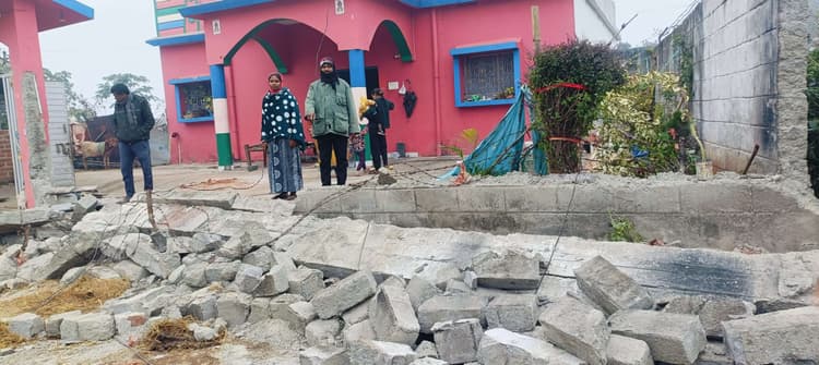 Giridih News :दामाद ने ससुराल में मचाया उत्पात, बाउंड्रीवाल ध्वस्त करायी