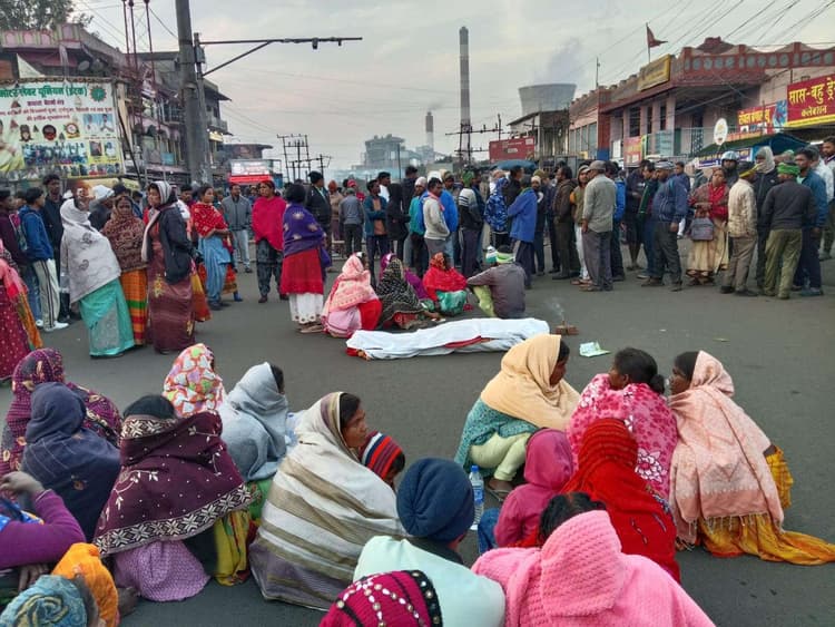 Bokaro News :मुआवजे को ले परिजनों ने कथारा मुख्य सड़क की जाम