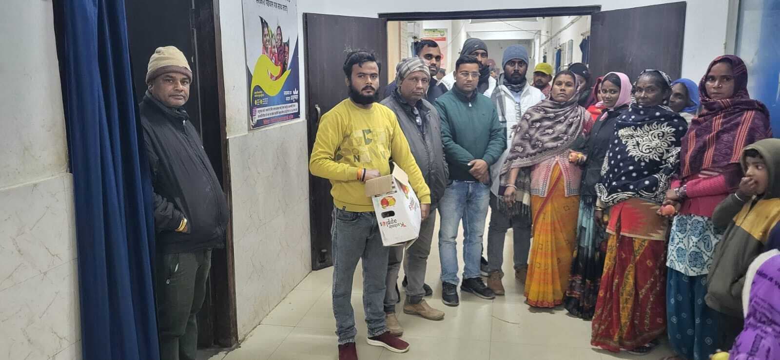 पप्पू यादव के जन्मदिन पर मरीजों के बीच फल वितरित