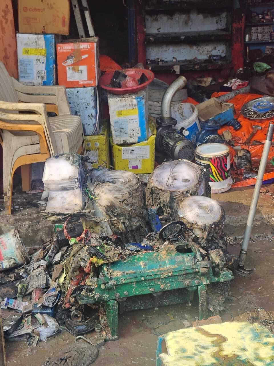 हार्डवेयर की दुकान में लगी आग, छह लाख की संपत्ति नष्ट