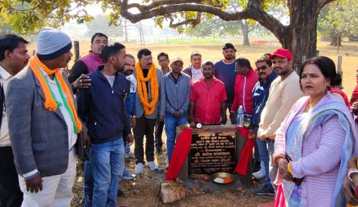 विधायक ने होसिर में दो पीसीसी पथ का शिलान्यास किया