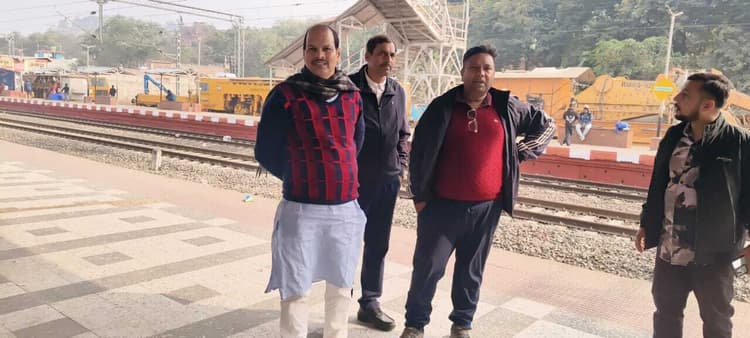 सहायक अभियंता ने किया अभयपुर रेलवे स्टेशन पर चल रहे निर्माण कार्य का निरीक्षण