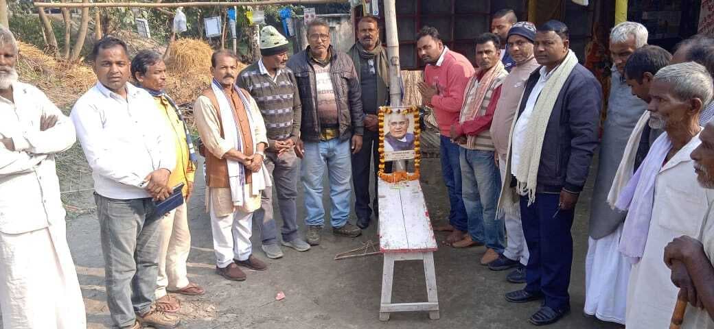 कार्यकर्ताओं ने पूर्व पीएम के चित्र पर किया माल्यार्पण