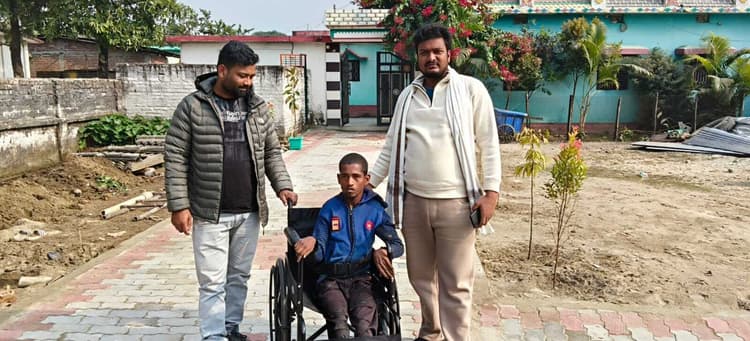 उप मुख्य पार्षद प्रतिनिधि ने दिव्यांग बच्चे को दिया व्हीलचेयर