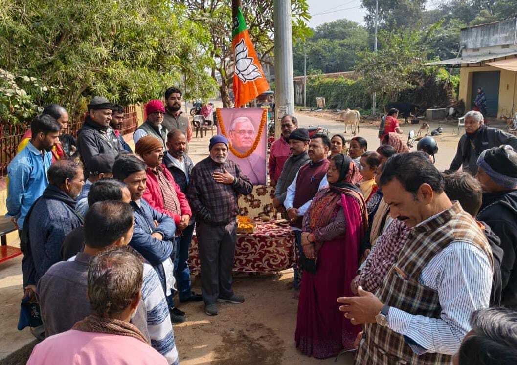 अटल बिहारी वाजपेयी की तस्वीर पर पुष्प अर्पित कर किया नमन
