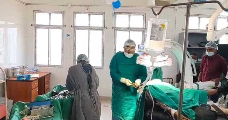 Deoghar news : सदर अस्पताल में पहली बार सी-आर्म मशीन से फीमर का हुआ सफल ऑपरेशन