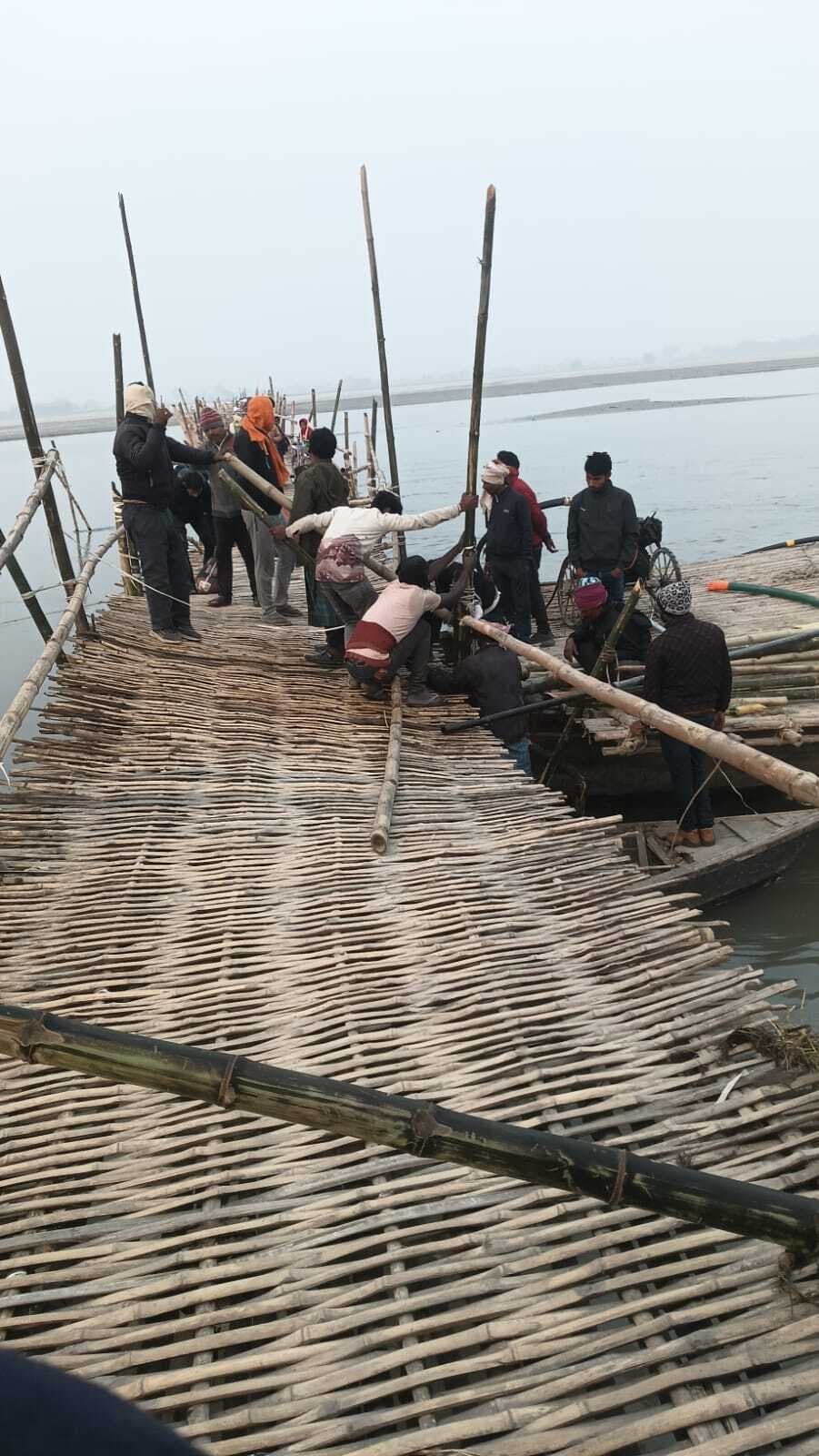 कोसी नदी पर बना लाखों का चचरी पुल धंसा