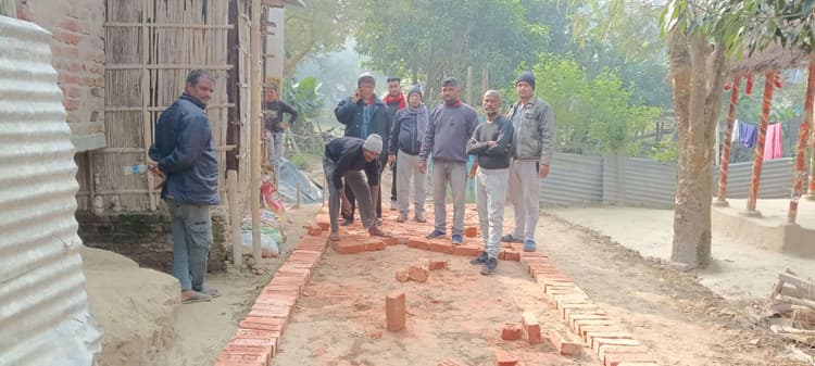 Madhubani News : मकुनमा गांव में सड़क निर्माण कार्य जोरों पर