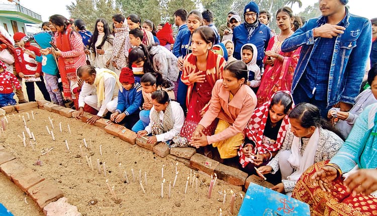 Jejanabad News : क्रिसमस पर कैथोलिक चर्च में जुटे शहर के लोग, की प्रार्थना
