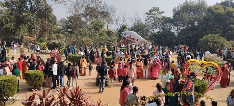 Giridih News :खंडोली में उमड़ी लोगों की भीड़, बोटिंग भी की