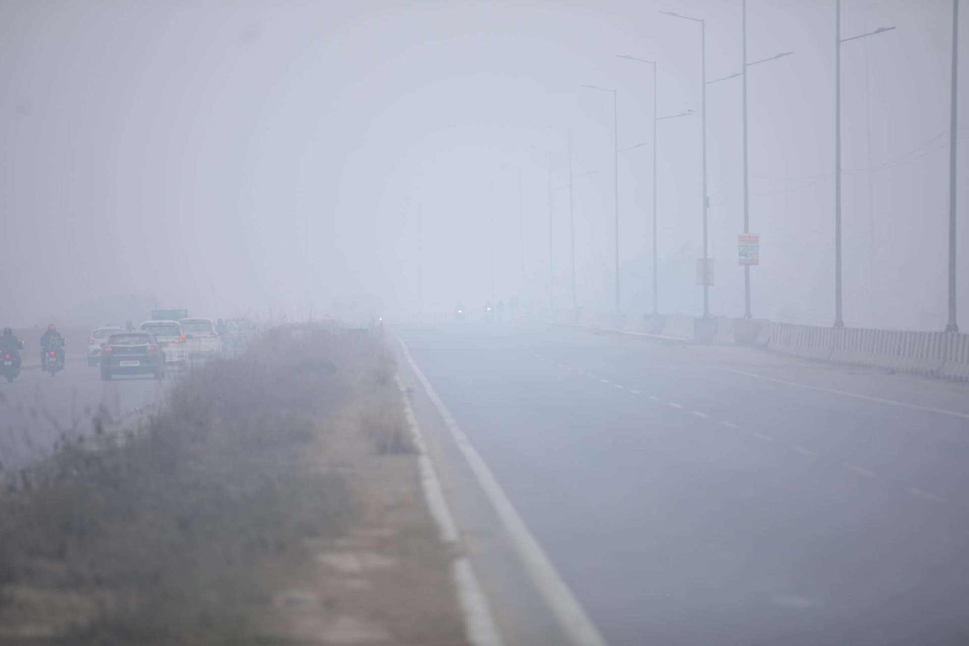 hajipur news. ठंड का कहर जारी, फिर नहीं निकला सूरज