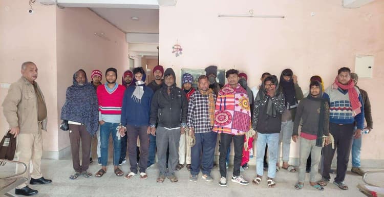 शराब के साथ पांच तस्कर व 14 शराबी गिरफ्तार