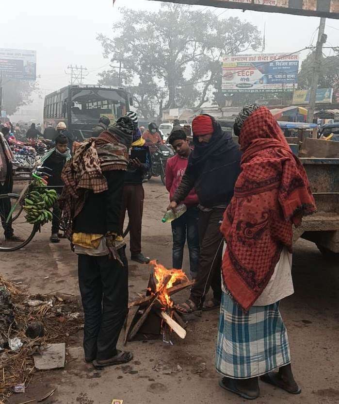Motihari: ठंड ने बढ़ायीं लोगों की मुश्किलें, नप ने किया अलाव की व्यवस्था