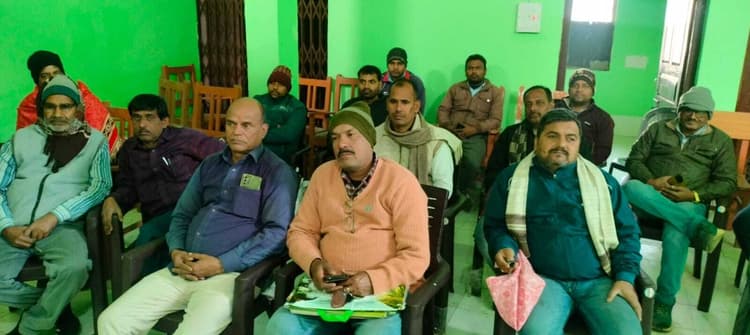 उर्वरक निगरानी समिति की बैठक में नहीं शामिल हुए पदाधिकारी एवं जनप्रतिनिधि