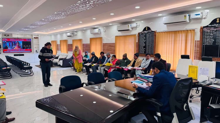 अधिकारी अपने कार्य के प्रति अधिक से अधिक रहे सजग : डीएम