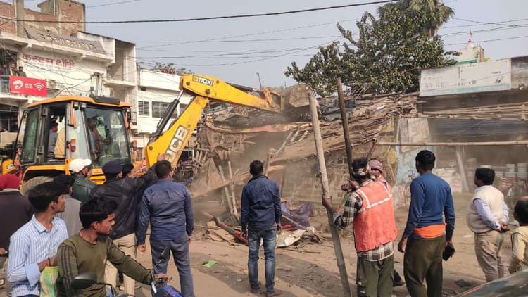 तारापुर में अतिक्रमण पर चला बुलडोजर