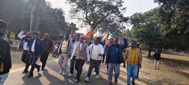 Giridih News :अर्धनिर्मित चबूतरा हटाये जाने पर भाजपाइयों में आक्रोश