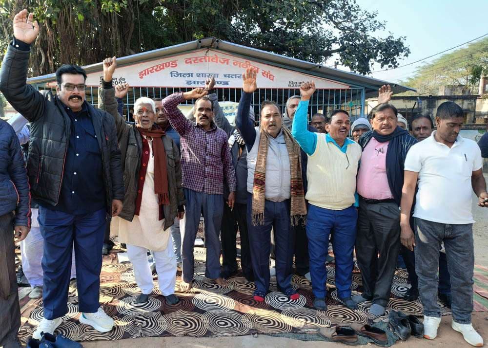 सब रजिस्टार के खिलाफ दस्तावेज लेखकों का धरना 27वें दिन भी जारी