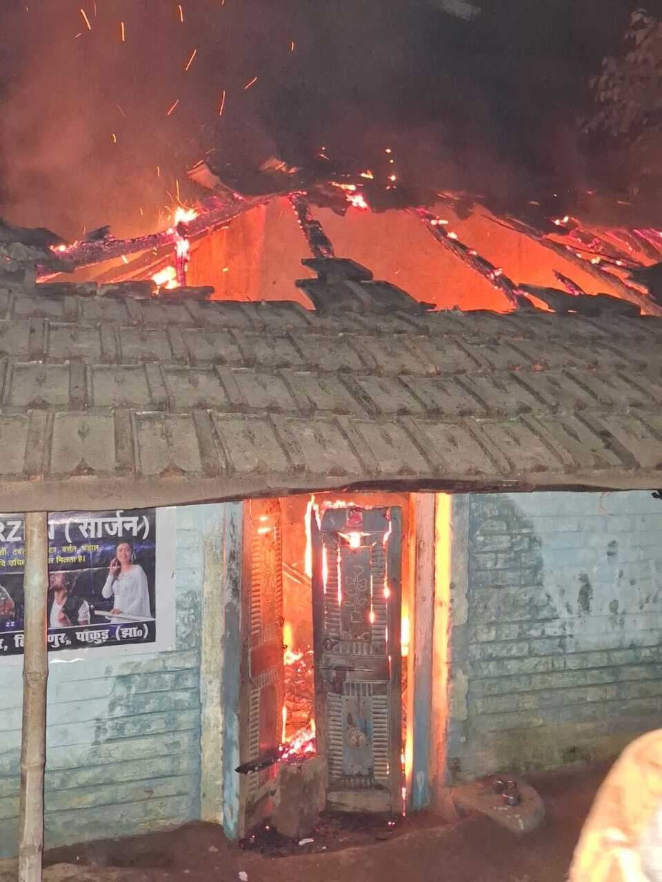 भीषण आग से किराना दुकान जलकर राख