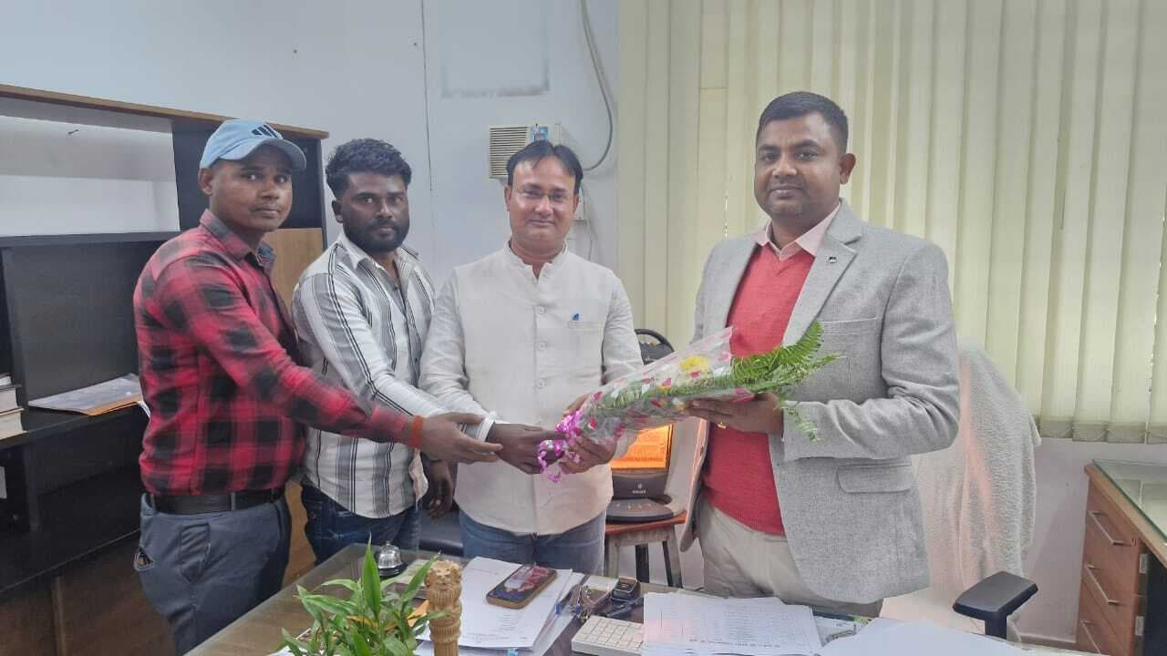 Dhanbad News : सहायक श्रमायुक्त से मिला प्रतिनिधिमंडल