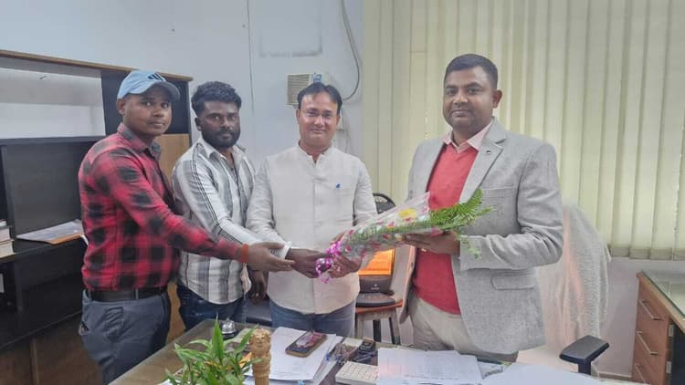 Dhanbad News : सहायक श्रमायुक्त से मिला प्रतिनिधिमंडल