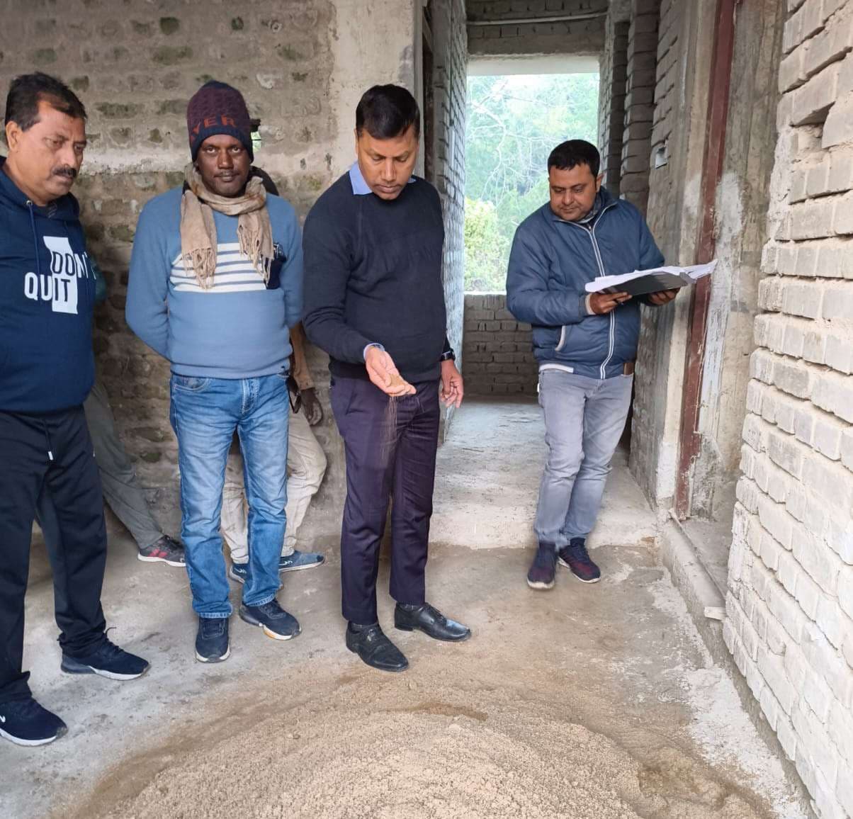 बनमनखी में निर्माणाधीन पंचायत सरकार भवन की गुणवत्ता पर उठे सवाल