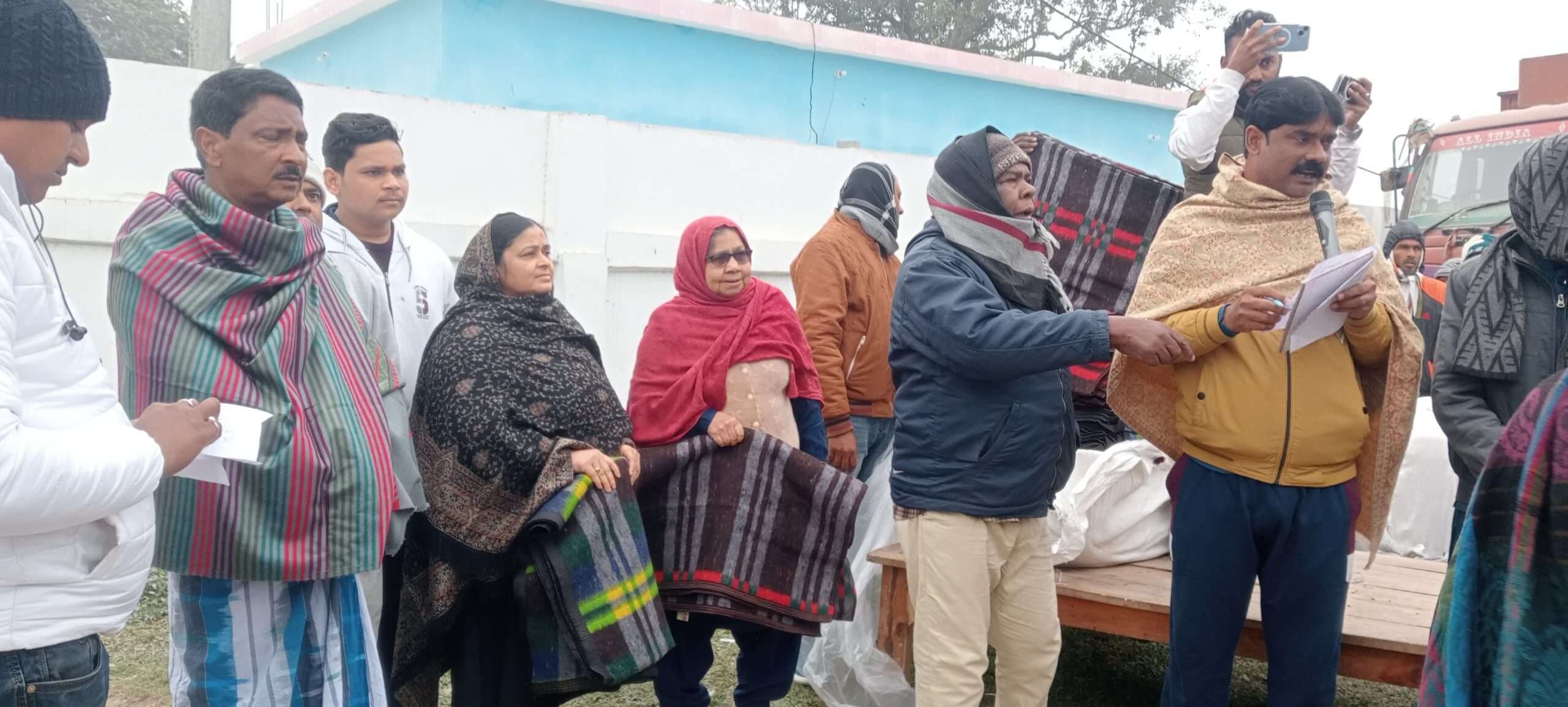 पुण्यतिथि पर गरीबों के बीच बांटे गये कंबल