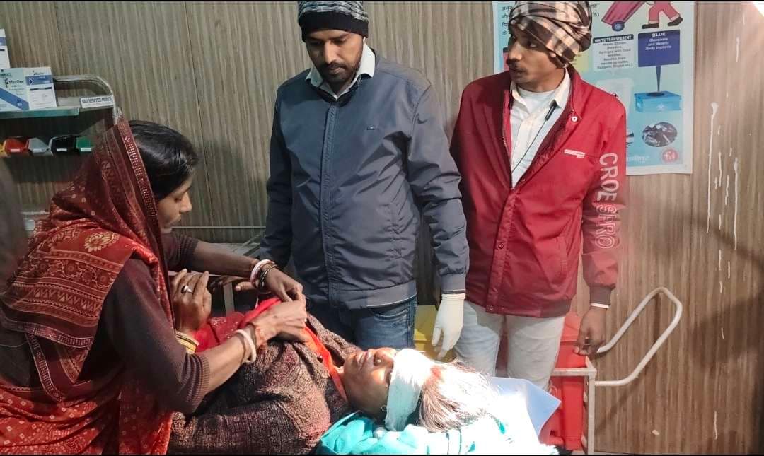 तेज रफ्तार बाइक की ठोकर से महिला गंभीर