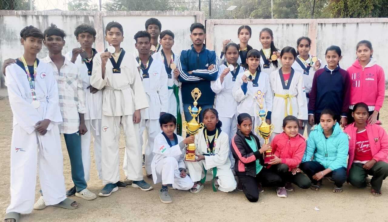 सांसद खेल महोत्सव ताइक्वांडो प्रतियोगिता में मधुपुर के खिलाड़ियों ने मारी बाजी