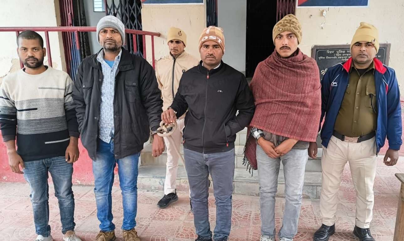 कार से अवैध शराब के साथ चार आरोपी गिरफ्तार