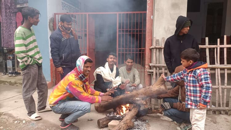 ठंड से राहत दिलाने नप ने की अलाव की व्यवस्था