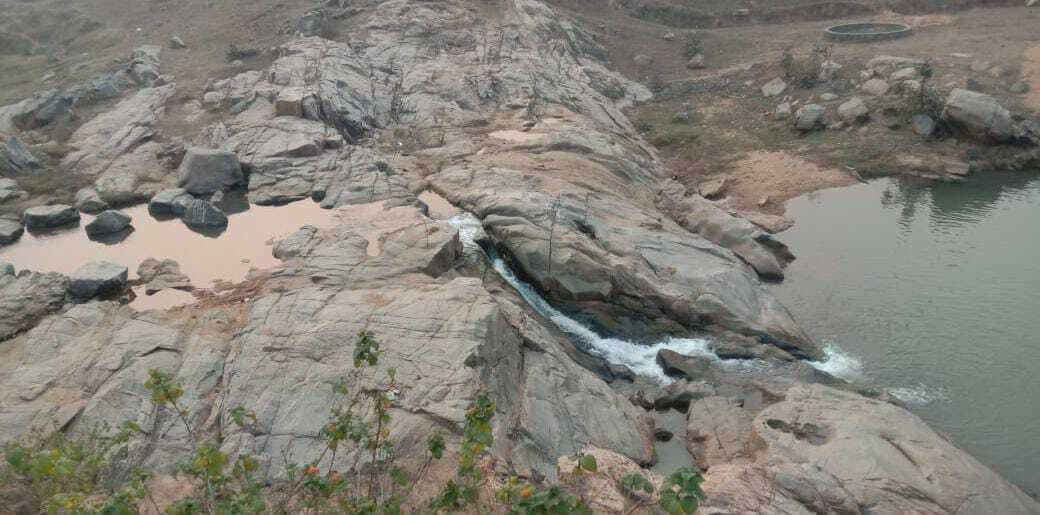 पिकनिक स्पॉट पर जुटने लगे सैलान, बकुलिया झरना व पतरो नदी घाट कर रहे आकर्षित