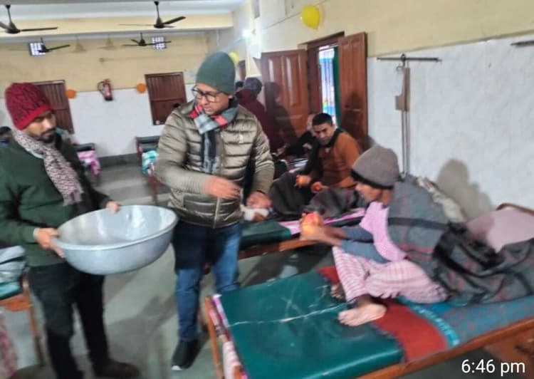 रोगियों के बीच फल का किया वितरण