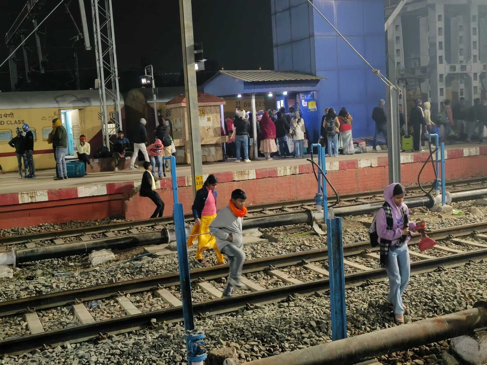 साहिबगंज स्टेशन पर लिफ्ट फेल, पुल अधूरा और यात्रियों की जान जोखिम में