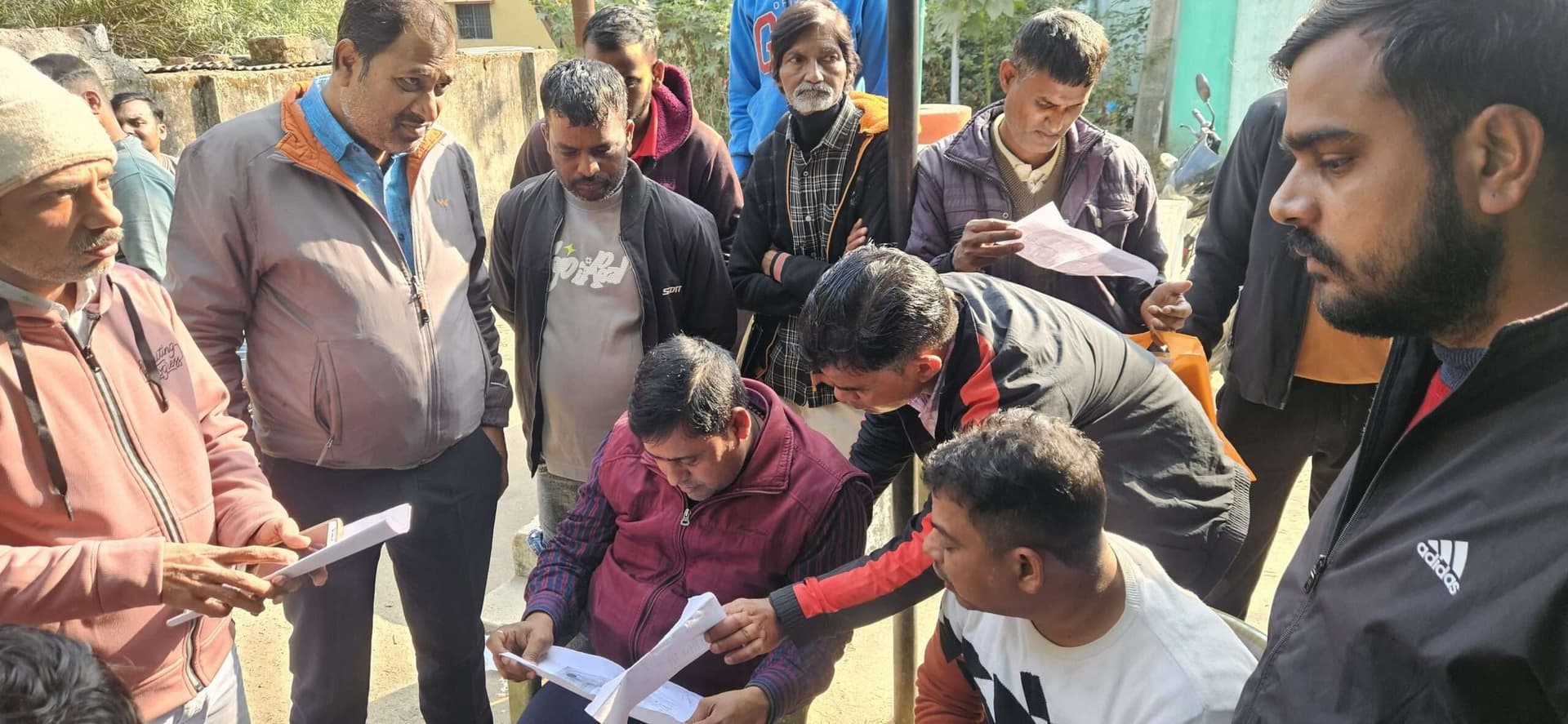 Giridih News: गलत तरीके से बिलिंग का आरोप, बिजली विभाग कार्यालय पहुंचे लोग