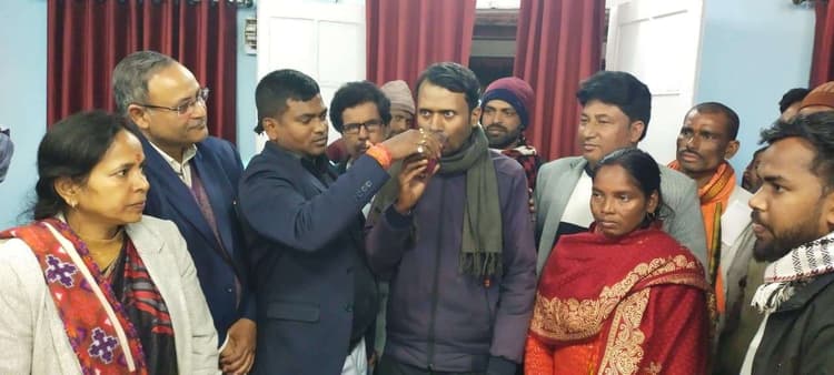 Bokaro News : आश्वासन पर विस्थापित की भूख हड़ताल समाप्त
