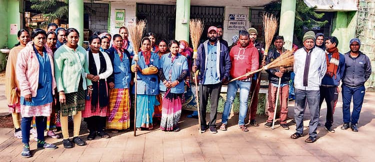 Chaibasa News : मेडिकल स्टाफ को तीन महीने से नहीं मिला मानदेय, हड़ताल