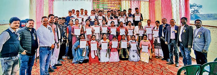 Chaibasa News : जरूरतमंदों को मिलेगा मुफ्त परामर्श, 46 चयनित अभ्यर्थी हुए सम्मानित