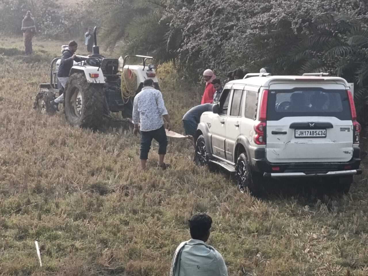 अनियंत्रित होकर वाहन दुर्घटनाग्रस्त