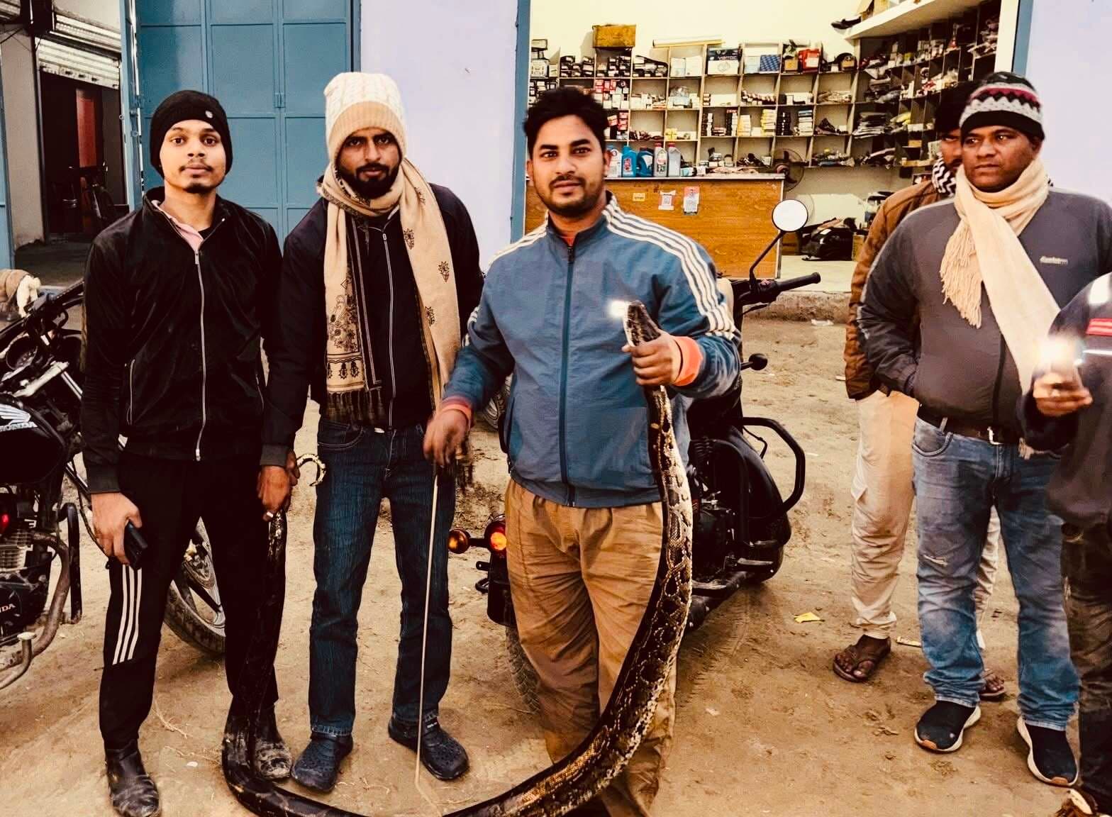 बथुआ बाजार में 18 फुट लंबा अजगर रेस्क्यू, लोगों ने ली राहत की सांस