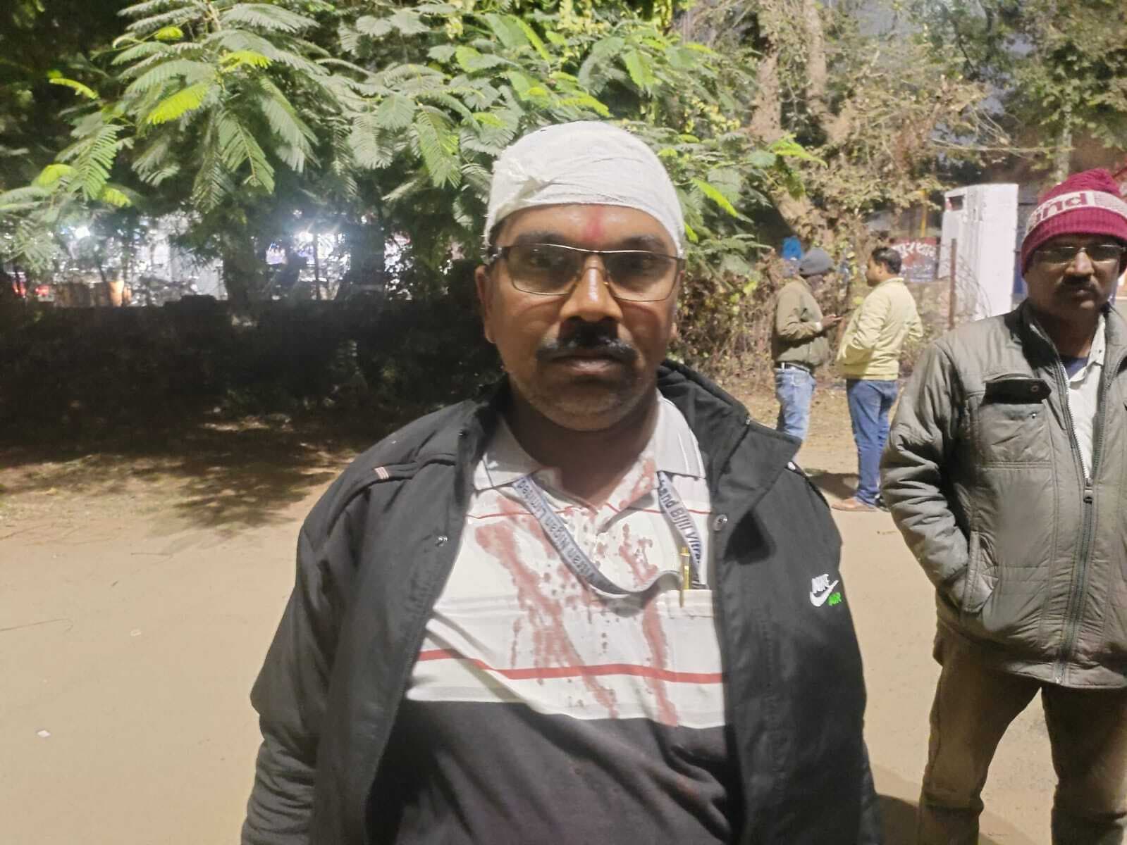 विद्युत विभाग के कर्मियों व पुलिस पर पथराव कर ग्रामीणों ने खदेड़ा, वाहन क्षतिग्रस्त