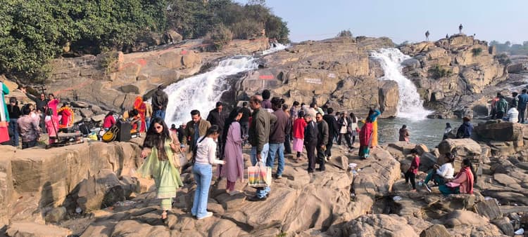 Giridih News :वर्ष के अंतिम रविवार को उसरी फॉल व खंडोली में उमड़े सैलानी