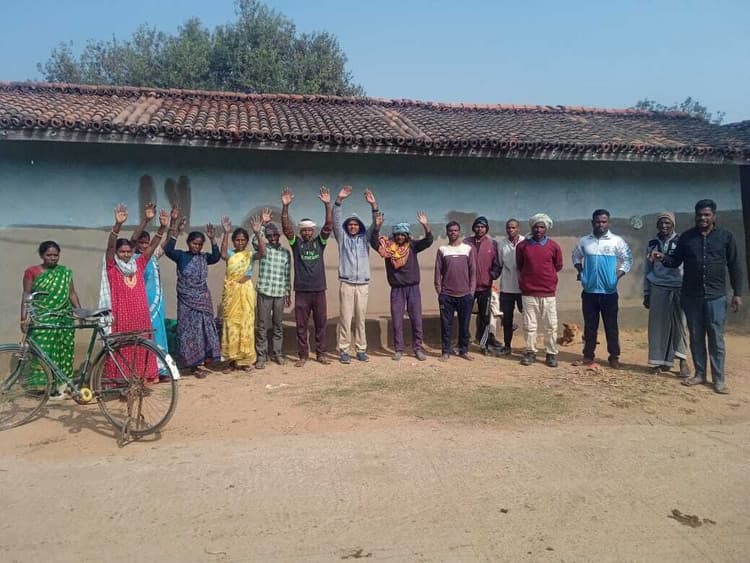 Giridih News :राशन नहीं मिलने से परेशान कार्डधारकों ने किया प्रदर्शन