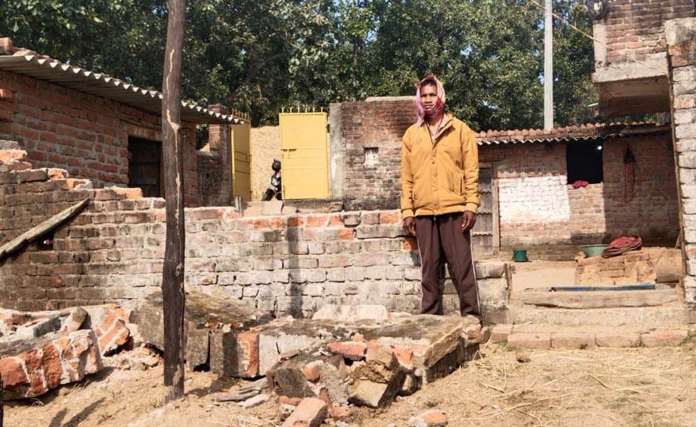 हाथी ने चहारदीवारी तोड़ी और फसल रौंदी