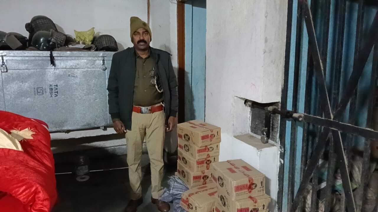 नगर थाने की पुलिस ने झाड़ी से 125 लीटर शराब और बाइक की बरामद