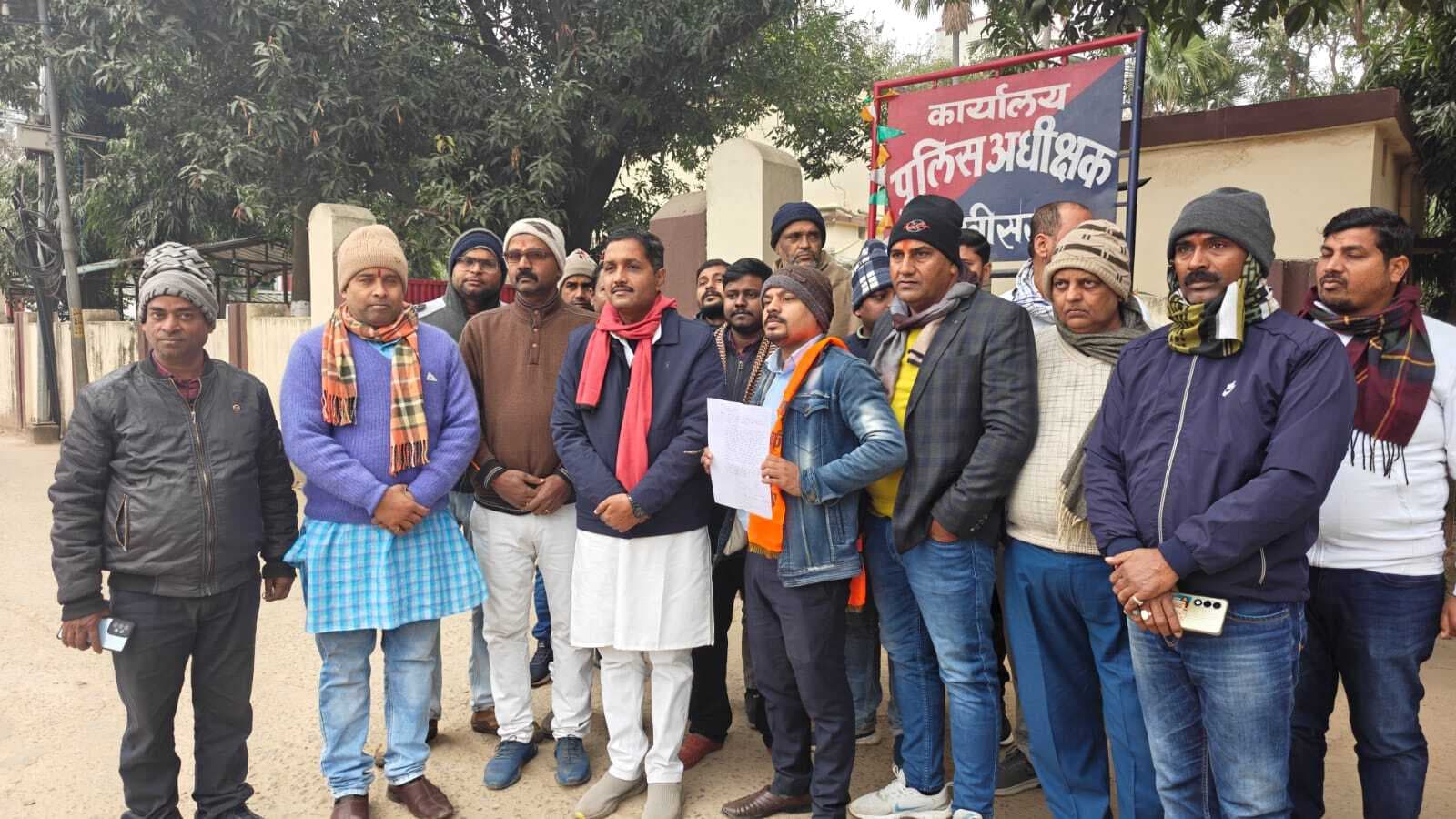 धर्म परिवर्तन कराने के प्रयास कर रहे युवकों के खिलाफ सौंपा ज्ञापन